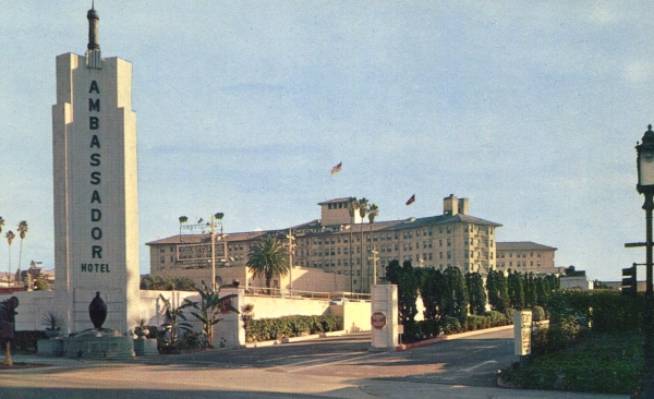 1959년 앰베서더 호텔 정문 풍경(출처 Wikipedia)