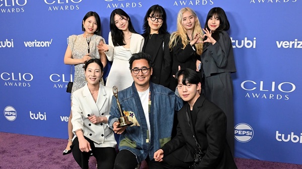 Students from the Open-Learn Academy who received the Clio Awards, and Founder Sungkwon Ha and Hyeyeon Nam