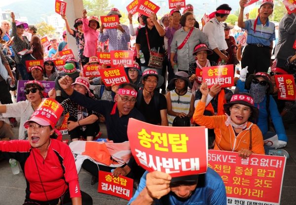 한국전력공사의 동해안~신가평 초고압 송전선로 사업계획 반대 시위 중인 홍천군민들.(자료사진)/출처: 뉴스1 DB