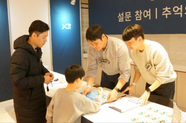 입주 대상자 설문조사를 벌이는 GS건설 직원들 ⓒGS건설