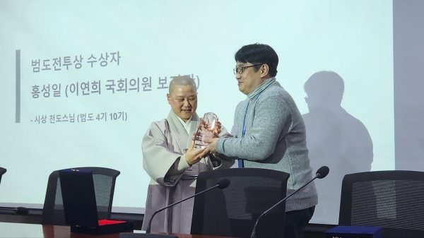 범도전투상 수상자 홍성일 보좌관