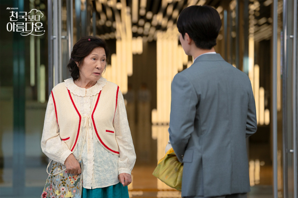 드라마 속 목사(류덕환)와 해숙(김혜자)의 대화 장면(JTBC 제공)